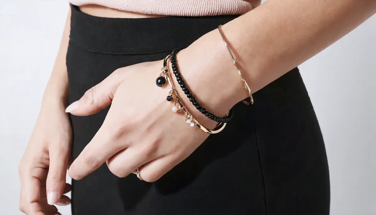 découvrez nos astuces pratiques pour porter plusieurs bracelets sans qu'ils ne s'emmêlent, alliant style et confort au quotidien.