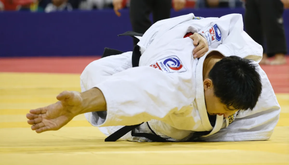 découvrez les prises essentielles du judo pour maîtriser cet art martial avec efficacité et technique. apprenez les bases indispensables pour progresser rapidement.