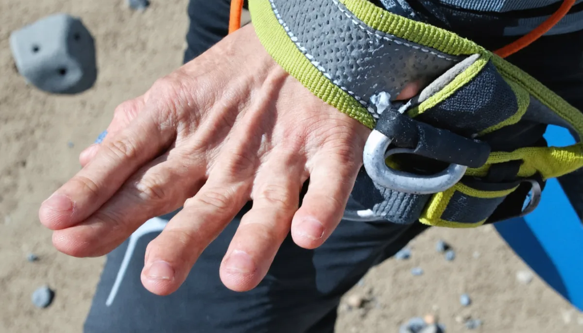 découvrez des astuces efficaces pour soulager la ténosynovite au doigt en escalade et continuer à grimper sans douleur.