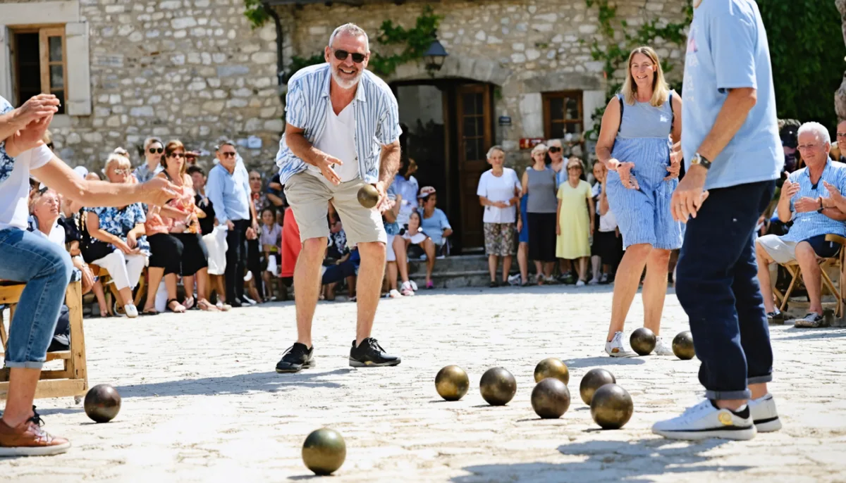 explorez la pétanque, ce jeu emblématique français qui unit les générations et célèbre le plaisir de partager des moments conviviaux en plein air.